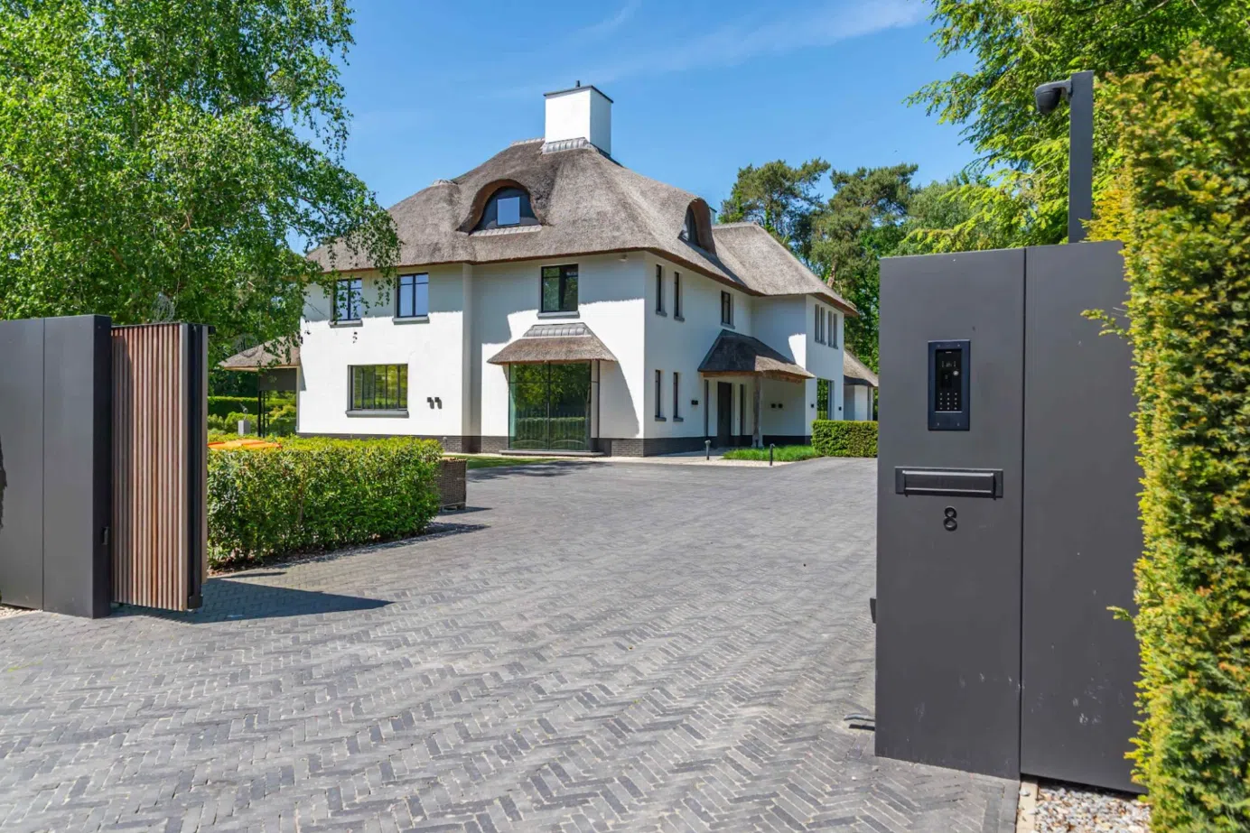 Dikke villa met porsche